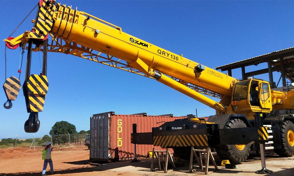 莫桑比克 130 吨越野起重机